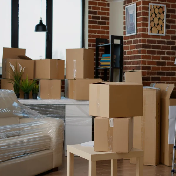 Une pièce remplie de boîtes et de meubles, illustrant un espace de rangement sécurisé.