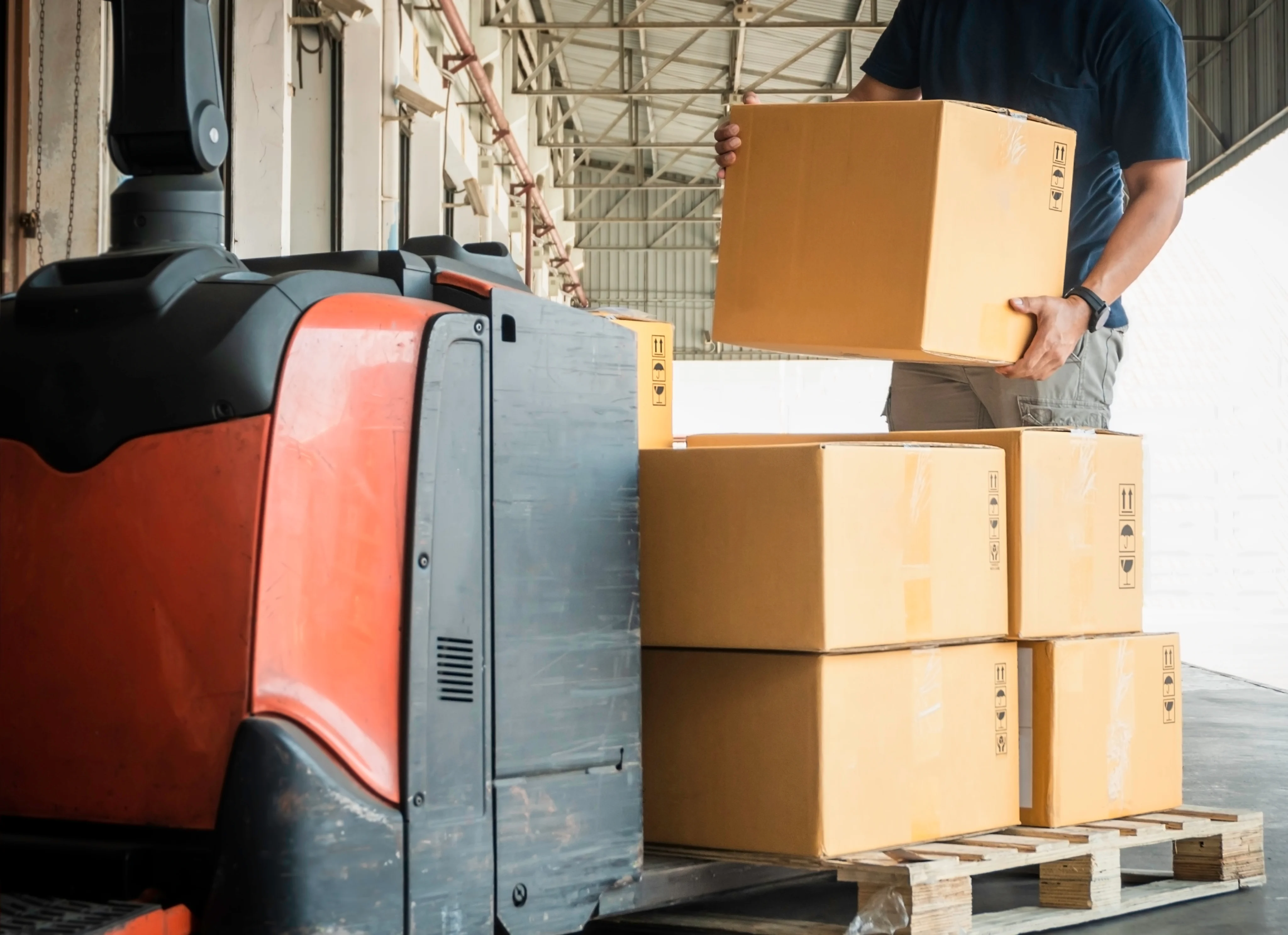 empiler des boîtes sur un chariot élévateur