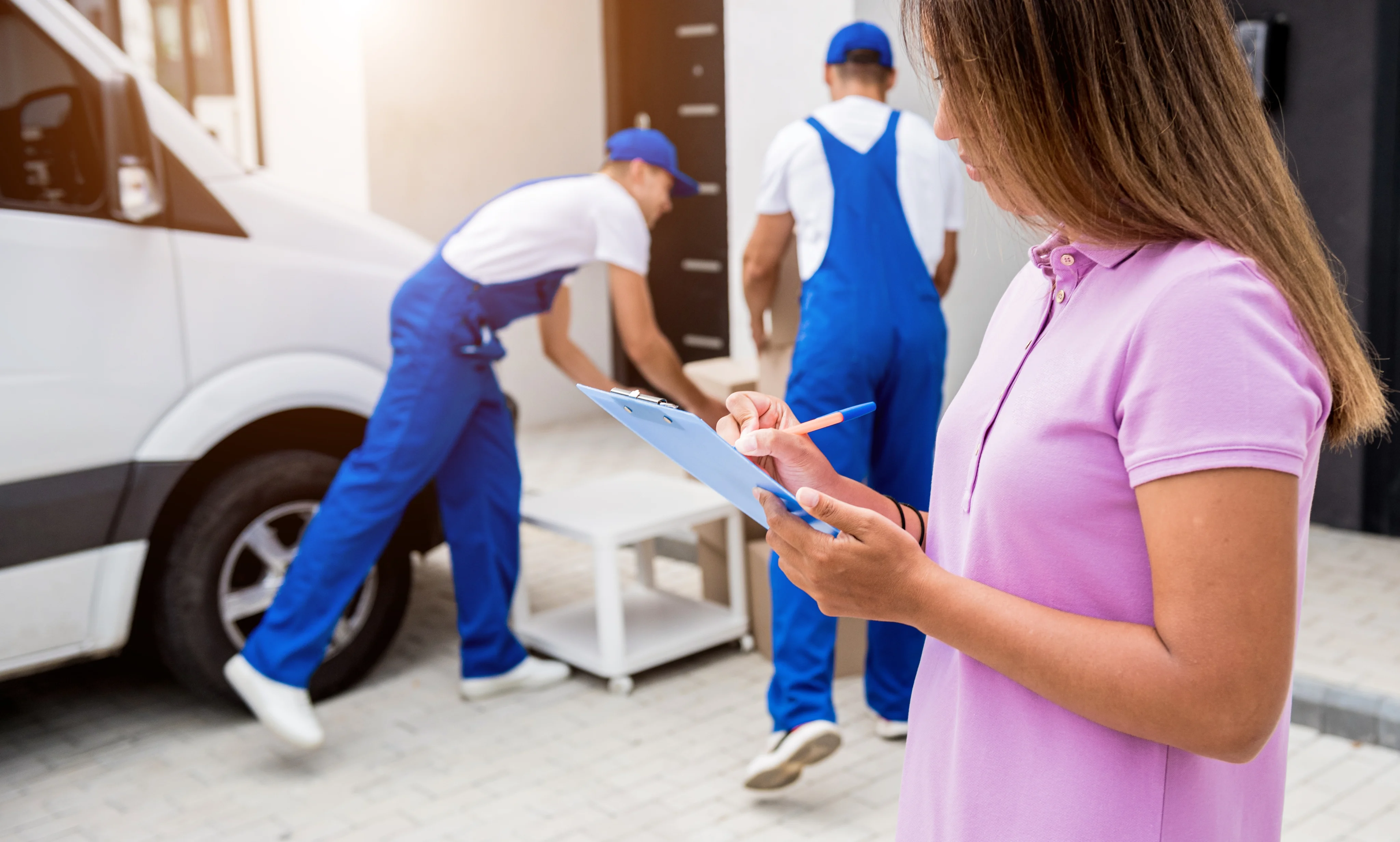 mujer marcando inventario